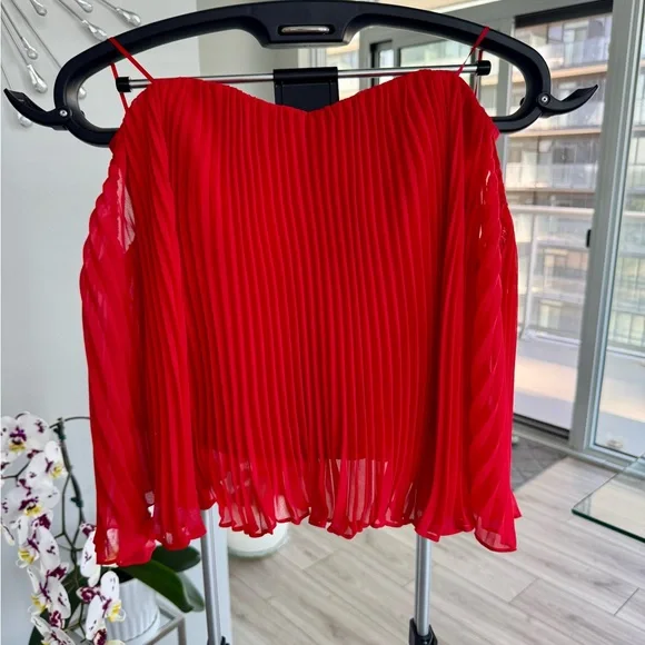 GUESS Red Pleated Off-Shoulder Top - Picture 5 of 10